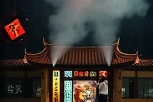 《夜行公交车》封面，末班车车厢内空座位与窗外灯光